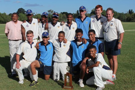 Jonathan Carelse (links) Voorsitter van SWD Skole Krieket, oorhandig die trofee as wenners van die SWD Skole 0/19 Superliga aan Jean Heunis, kaptein van Langenhoven Gimnasium.  Regs is Albertus Kennedy (Hoof Uitvoerende Beampte SWD Krieketraad).