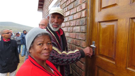 Mnr. Anthony Engelbrecht en sy vrou, Jane, sluit vir die eerste keer in hul lewens hul eie huis oop. Hulle is nou die bewoners van die tweede skouhuis op Uniondale.