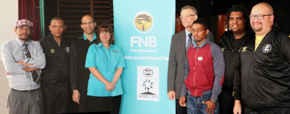 Tom Johnson (heel links) en Desmond Maarman (vierde van regs) van Onderwys het ‘n kardinale rol gespeel om die sukses van die seminare te verseker. Trevor Stal van SOLO Outdoor Experiences staan voor hom, terwyl Donay McGear, bestuurder van FNB op Oudtshoorn, saam met een van sy personeel ook links van die advertensiebord verskyn. Pastoor Eddie Hendricks verskyn heel regs op die foto